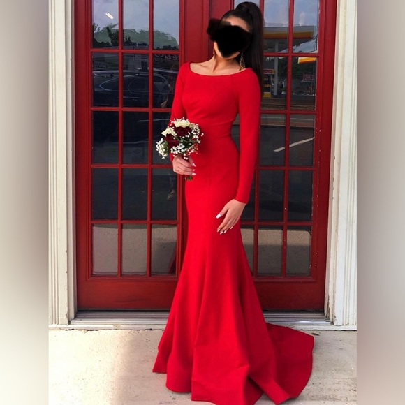 Stunning Gown - Picture 2 of 6